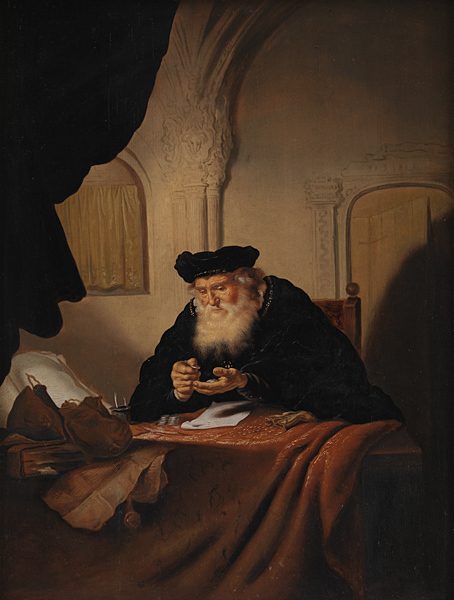 Un vieil homme en robe sombre, assis &agrave; une table, examine une pi&egrave;ce tenue entre ses doigts ; &agrave; c&ocirc;t&eacute; de lui, une bourse et des papiers sont pos&eacute;s sur le tissu qui recouvre la table.