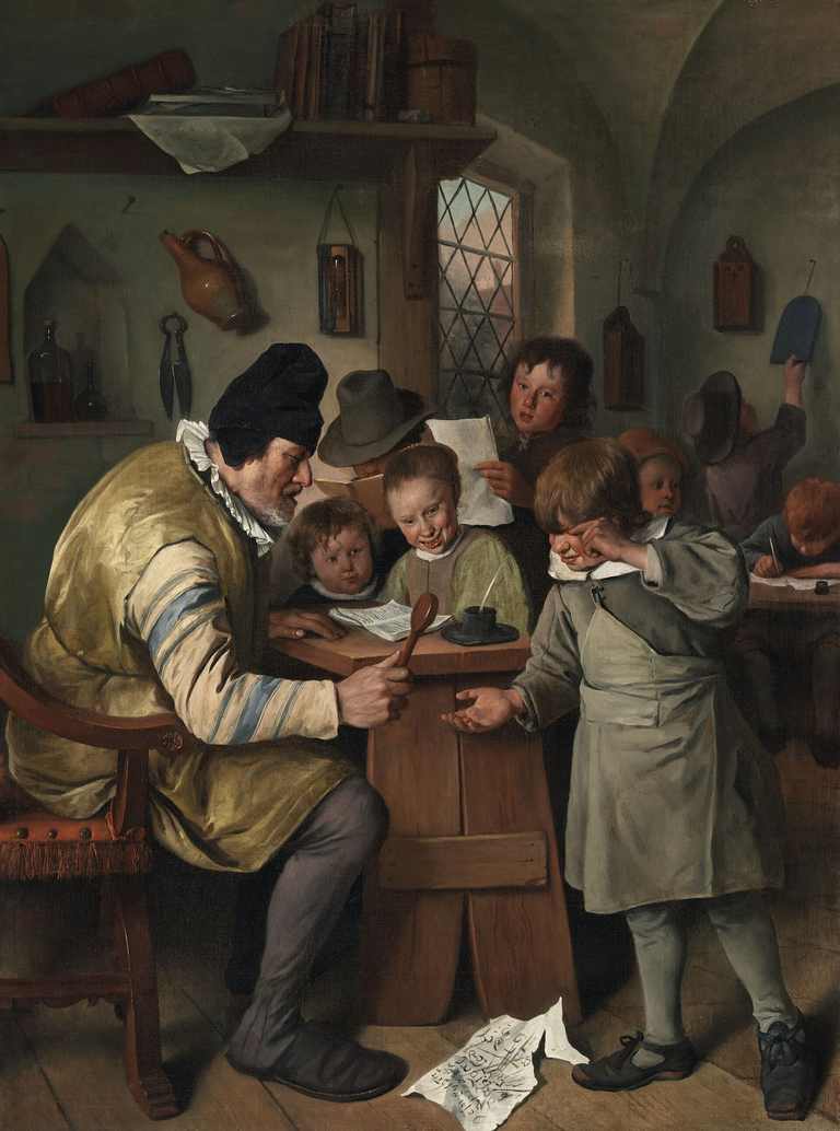Un ma&icirc;tre d&rsquo;&eacute;cole, assis, tient une cuill&egrave;re de bois et se penche vers un enfant qui se frotte les yeux ; autour de la table, d&rsquo;autres &eacute;l&egrave;ves lisent, &eacute;crivent ou tendent des papiers, dans une salle de classe encombr&eacute;e d&rsquo;objets.