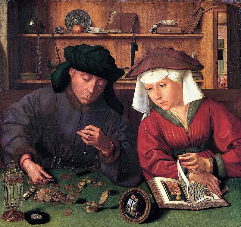 Un homme p&egrave;se des pi&egrave;ces d&rsquo;or sur une petite balance, pi&egrave;ce par pi&egrave;ce ; &agrave; c&ocirc;t&eacute; de lui, une femme tourne la page d&rsquo;un livre enlumin&eacute; en le regardant faire.
